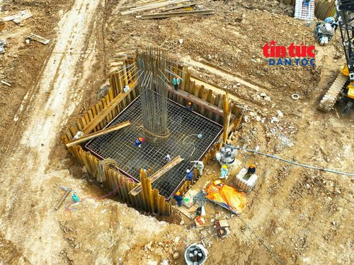 Công nhân thi công hạng mục cầu vượt tại nút giao Phạm Tu - đường 70.