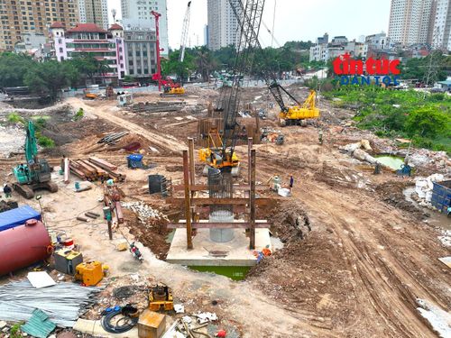 Các trụ cầu vượt tại nút giao Phạm Tu - đường 70 đang thành hình sau hơn một tháng triển khai thi công.