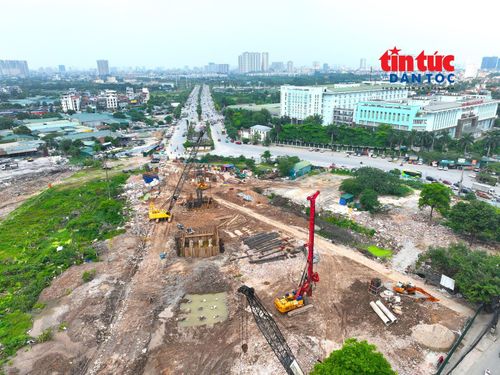 Sau khi nhận bàn giao mặt bằng, cơ quan chức năng và đơn vị thi công đã di dời, hạ ngầm hệ thống điện 110kV và triển khai thi công hạng mục cầu vượt tại nút giao.