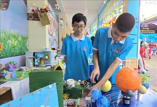 Học sinh Trường THCS Trần Phú, phường Lê Chân, Hải Phòng với sản phẩm STEM thu gom rác tự động. Ảnh: Minh Thu/TTXVN