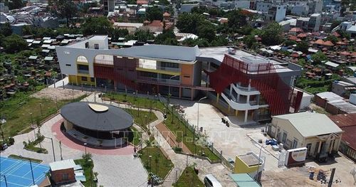 Hệ thống giáo dục, y tế của xã Bà Điểm được chuẩn hóa tối đa với 100% trường học đạt chuẩn phổ cập mức độ cao nhất.