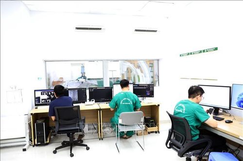 Tiến hành can thiệp điện quang DSA cho bệnh nhân tại Bệnh viện Bạch Mai cơ sở Ninh Bình. Ảnh: Thanh Tuấn/TTXVN