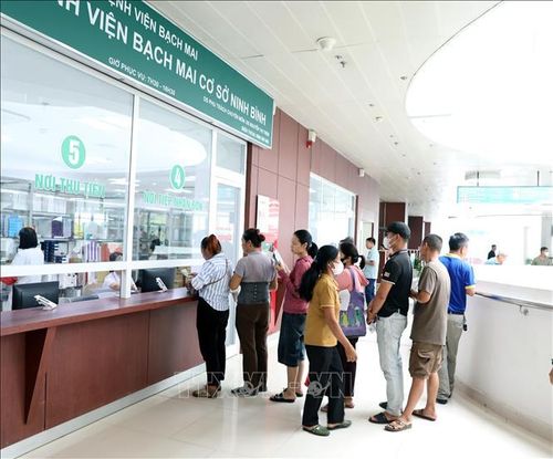 Các bệnh nhân xếp hàng mua thuốc tại quầy thuốc Bệnh viện Bạch Mai cơ sở Ninh Bình. Ảnh: Thanh Tuấn/TTXVN