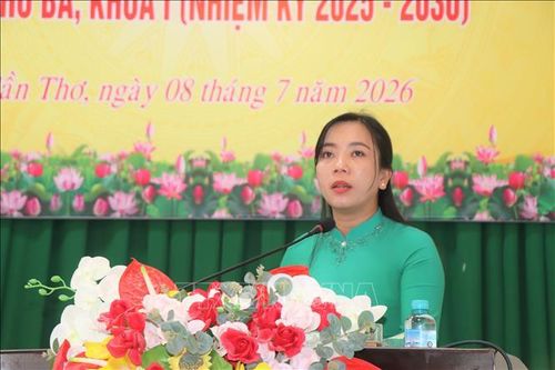 Bà Triệu Thị Ngọc Diễm, Phó Chủ tịch Ủy ban MTTQ Việt Nam thành phố Cần Thơ thông tin kết quả công tác mặt trận 6 tháng đầu năm 2026 và những nhiệm vụ trọng tâm 6 tháng cuối năm. Ảnh: Thu Hiền/TTXVN