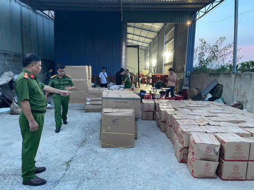 Công an thu giữ 492 thùng hàng chứa nhiều loại đồ gia dụng, cùng 5.819 bếp điện, nồi cơm điện và nhiều tang vật phục vụ điều tra. Ảnh: CA