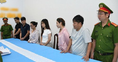 Cơ quan Cảnh sát điều tra Công an tỉnh Vĩnh Long đã khởi tố vụ án, khởi tố bị can và bắt tạm giam 6 đối tượng để điều tra về hành vi "Lừa dối khách hàng" theo quy định của pháp luật. Ảnh: CA