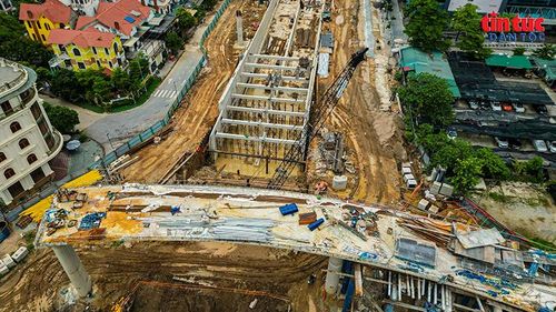 Khu vực hầm chui dài khoảng 975 m đang dần thành hình, với nhiều máy móc, thiết bị hoạt động trên công trường.