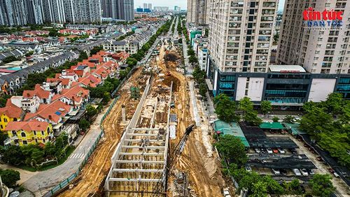 Hạng mục hầm chui và đường dẫn theo hướng đường Hoàng Tùng đi Quốc lộ 32 đang được thi công khẩn trương.