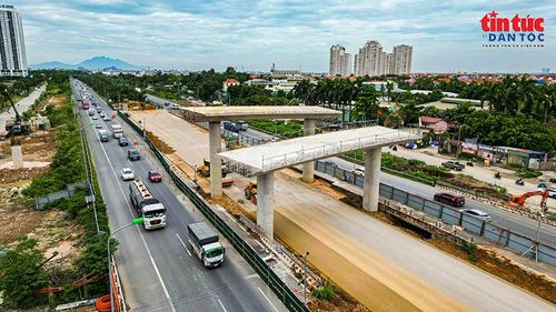 Một số nhịp cầu nhánh đã được thi công, vắt qua tuyến đường hiện hữu trên Đại lộ Thăng Long.