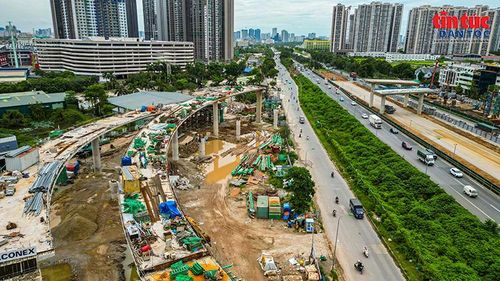 Nhiều mũi thi công được triển khai đồng loạt tại khu vực nút giao khác mức giữa Vành đai 3,5 và Đại lộ Thăng Long.
