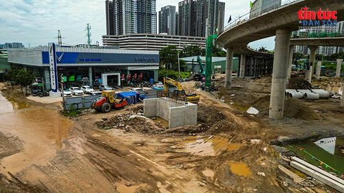 Hệ thống cầu nhánh dạng tuabin đang được xây dựng, tạo kết nối nhiều hướng lưu thông tại nút giao.