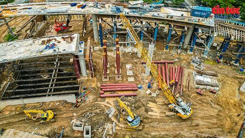 Các đơn vị thi công tập trung nhân lực, máy móc để đẩy nhanh tiến độ các hạng mục cầu nhánh và hầm chui.