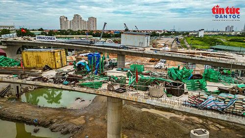 Vật liệu xây dựng, thiết bị thi công được tập kết trên các nhánh cầu đang hoàn thiện.