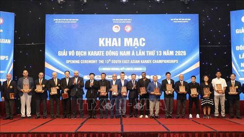 Ban Tổ chức trao biểu trưng của giải đấu cho đại diện trọng tài và các đội tuyển tham gia.
