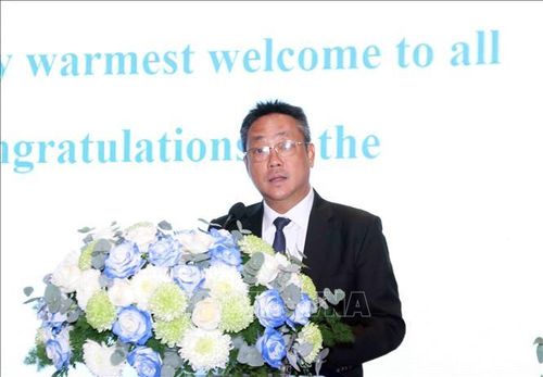 Ông Phạm Dứt Điểm, Giám đốc Sở Ngoại vụ Thành phố Hồ Chí Minh thay mặt lãnh đạo Thành phố phát biểu tại Hội nghị.