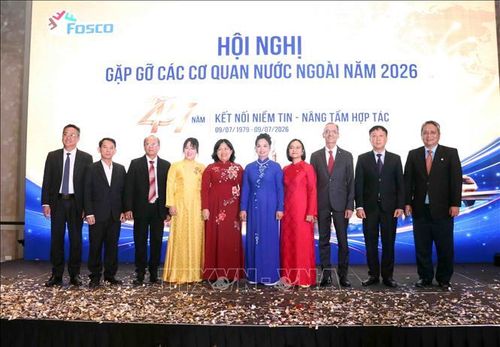Lãnh đạo Thành phố cùng Trưởng Đoàn Lãnh sự tại Thành phố Hồ Chí Minh chụp ảnh lưu niệm cùng đại biểu dự Hội nghị.