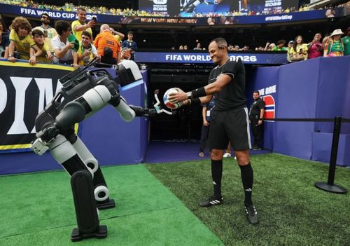 Atlas có màn trao bóng cho trọng tài trong lúc nghỉ trong trận đấu giữa Brazil và Na Uy. Ảnh: FIFA.