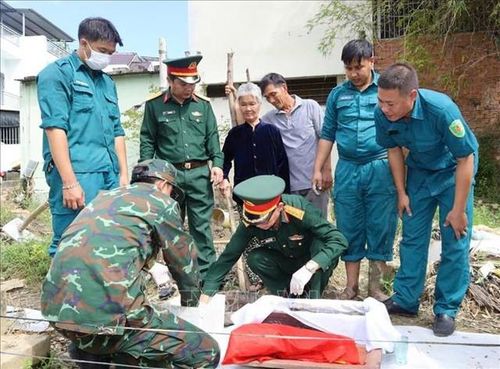 Bộ Chỉ huy Quân sự tỉnh phối hợp với các lực lượng địa phương đã thực hiện cất bốc, quy tập thành công hài cốt liệt sĩ Võ Hơn (sinh năm 1921, nguyên quán Quảng Nam - Đà Nẵng) sau gần 70 năm nằm lại tại tổ 1 Vĩnh Điềm, phường Tây Nha Trang, tỉnh Khánh Hòa. Ảnh: TTXVN phát.