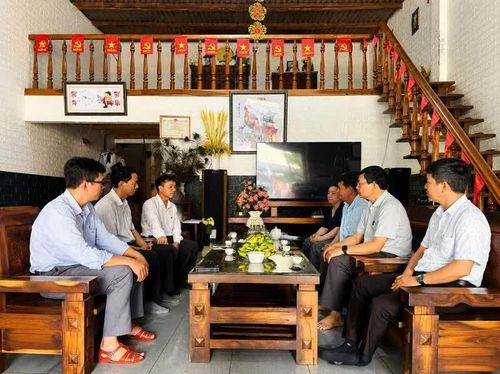 Đại diện Ban Giám đốc và Công đoàn Công ty thăm hỏi gia đình CBCNV bị bệnh hiểm nghèo.