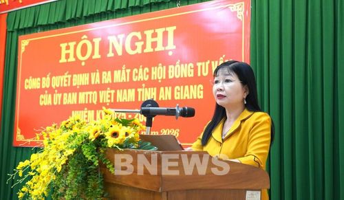 Phó Bí thư Tỉnh ủy, Chủ tịch UB MTTQ Việt Nam tỉnh An Giang Trần Thị Thanh Hương phát biểu tại hội nghị. Ảnh: Văn Sĩ-TTXVN
