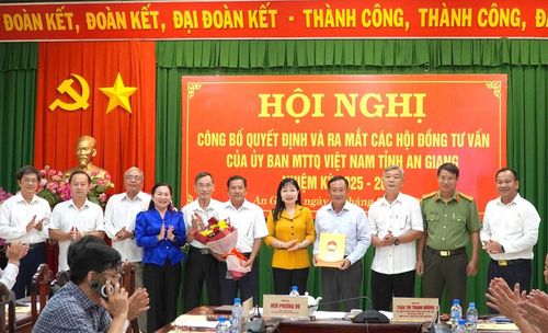 Hội đồng tư vấn về Dân tộc và Tôn giáo do ông Nguyễn Tiếc Hùng, Ủy viên Ủy ban MTTQ Việt Nam tỉnh, nguyên Trưởng Ban Nội chính Tỉnh ủy An Giang làm chủ nhiệm. Ảnh: Văn Sĩ-TTXVN