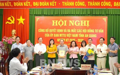 Hội đồng tư vấn về Kinh tế - Xã hội do ông Mai Văn Huỳnh, Ủy viên Ủy ban MTTQ Việt Nam tỉnh, nguyên Phó Bí thư thường trực Tỉnh ủy, Chủ tịch HĐND tỉnh Kiên Giang làm chủ nhiệm. Ảnh Văn Sĩ-TTXVN