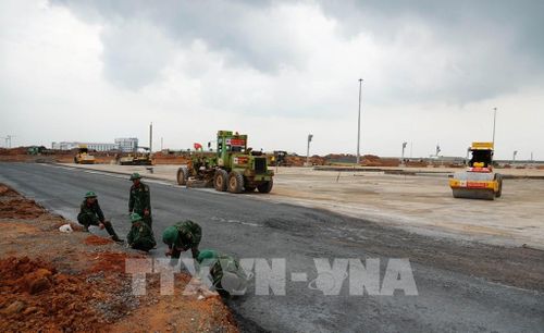 Lực lượng Quân đội tham gia thi công các hạng mục tại sân bay Long Thành. Ảnh: Công Phong - TTXVN