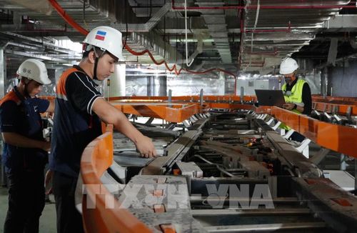 Người lao động kiểm tra, thử nghiệm hệ thống xử lý hành lý tại nhà ga sân bay Long Thành. Ảnh: Công Phong - TTXVN