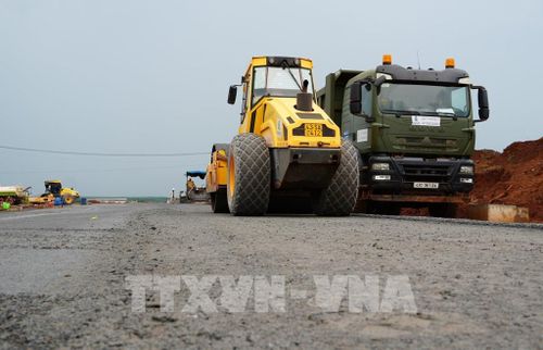 Máy móc thi công hệ thống giao thông nội cảng sân bay Long Thành. Ảnh: Công Phong - TTXVN