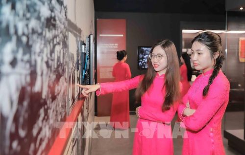 Rất đông du khách đến tham quan Bảo tàng Lịch sử Quân sự Việt Nam dịp niệm 79 năm Ngày Thương binh - Liệt sĩ (27/7/1947 - 27/7/2026). Ảnh: Phan Phương – TTXVN