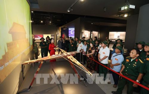 Những đại biểu người có công với cách mạng tham quan, nghe giới thiệu về các hiện vật lịch sử qua các thời kỳ lịch sử đang được lưu giữ và trưng bày tại bảo tàng. Ảnh: Tiến Long/TTXVN phát