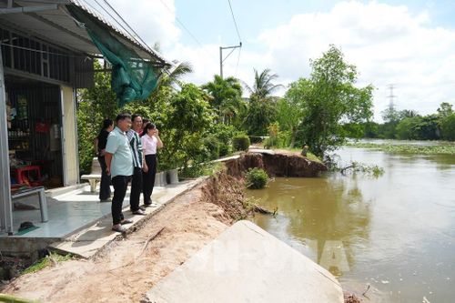 Sạt lở hơn 20m đường ven sông Trà Lọt, xã Cái Bè, tỉnh Đồng Tháp, khiến giao thông bị chia cắt. Ảnh: Công Trí – TTXVN