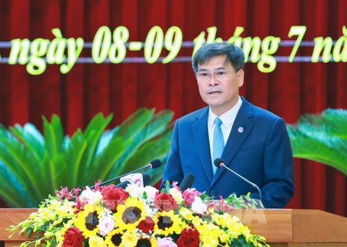 Chủ tịch UBND tỉnh Quảng Ninh Bùi Văn Khắng phát biểu tại kỳ họp. Ảnh: Văn Đức - TTXVN 