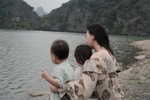 Phương Oanh thường xuyên chia sẻ những khoảnh khắc đời thường, từ vào bếp đến chăm sóc cặp song sinh. Ảnh: FBNV.