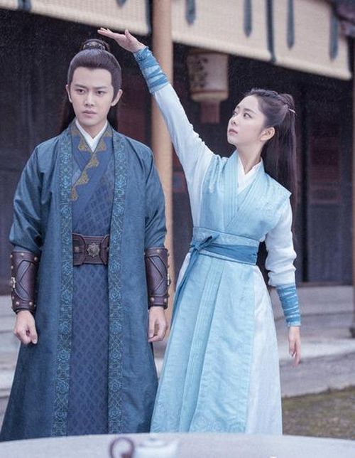 Một cẩm y vệ lạnh lùng và nữ bổ khoái tài giỏi trở thành cộng sự bất đắc dĩ để phá hàng loạt vụ án lớn nhỏ. Phim ghi điểm nhờ sự kết hợp hài hòa giữa phá án, tình cảm và những màn đấu trí, đồng thời sở hữu phản ứng hóa học ấn tượng của cặp đôi chính.