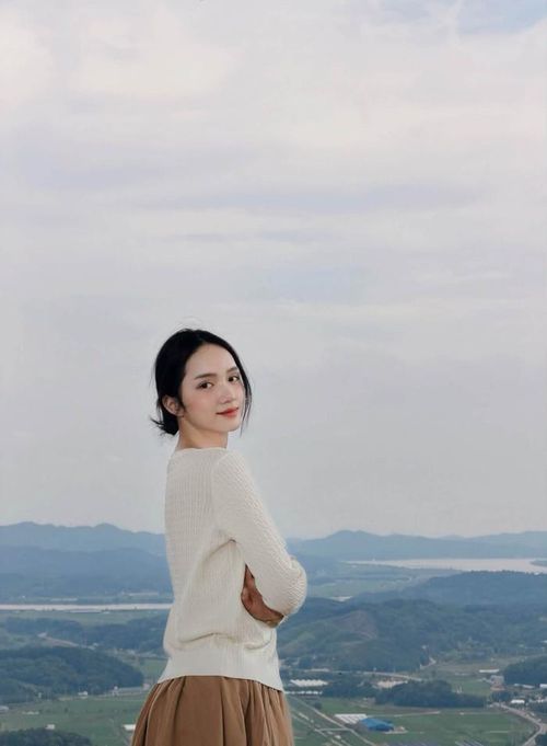 Hoa hậu Hương Giang đẹp dịu dàng giữa khung cảnh thơ mộng. (Nguồn: FBNV)