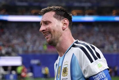 Messi khóc nức nở. Ảnh: FIFA