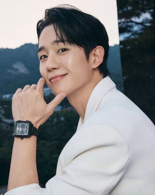 Jung Hae In sở hữu vẻ ngoài điển trai với hàng loạt tác phẩm ấn tượng ở tuổi 38. Ảnh: SNS