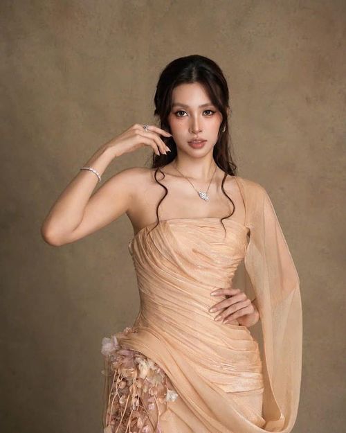 Thần thái sang trọng của Hoa hậu Tiểu Vy thu hút mọi ánh nhìn. (Nguồn: FBNV)
