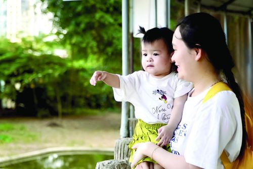 Nhân viên ngân hàng tranh thủ cuối tuần bên cạnh con