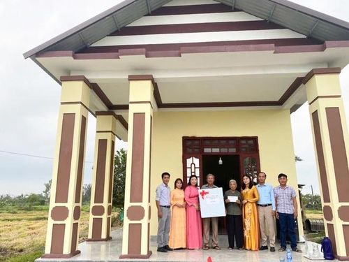 Ủy ban MTTQ Việt Nam xã Bến Hải trao nhà Đại đoàn kết cho gia đình ông Lê Văn Bốn