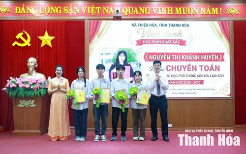 Học sinh trúng tuyển trường THPT chuyên Lam Sơn được vinh danh, khen thưởng.