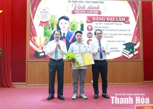 Các đồng chí lãnh đạo xã trao giấy khen, phần thưởng cho em Đặng Đại Lâm đồng Thủ khoa khối A00 tỉnh Thanh Hóa, Á khoa toàn quốc.