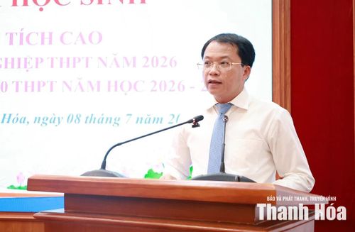 Bí thư Đảng ủy xã Thiệu Hóa Nguyễn Trọng Trang phát biểu chúc mừng thành tích mà các em học sinh xã nhà đạt được trong các kỳ thì vừa qua.