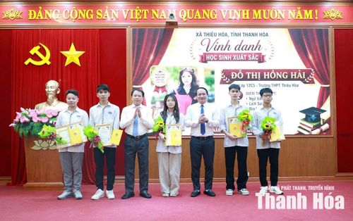 Các học sinh đạt 27 điểm trở lên trở lên trong kỳ thi THPT năm 2026 được vinh danh, khen thưởng.