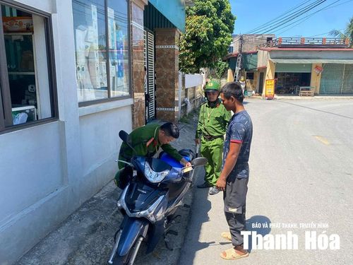 Công an phường Đông Sơn tuần tra, kiểm soát trật tự an toàn giao thông trên các tuyến đường.