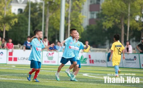Các cầu thủ U8 Nghi Sơn ăn mừng bàn thắng.