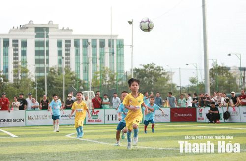 Những phút đầu tiên, trận đấu diễn ra với sự thận trọng của cả 2 đội. Những phút đầu chủ yếu là màn thăm dò khi hai bên tập trung kiểm soát khu trung tuyến và hạn chế sai lầm nơi hàng thủ. Thế trận diễn ra cân bằng khiến 2 đội chưa thể tạo ra những cơ hội thật sự rõ nét để mở tỷ số. Hiệp 1 trận đấu giữa Nghi Sơn và Hà Trung khép lại mà không bên nào ghi được bàn thắng.