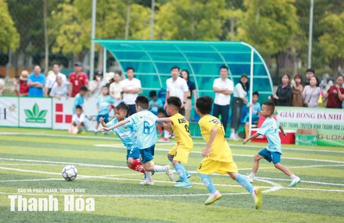 Ở trận bán kết 2 là cuộc so tài của U8 Nghi Sơn (áo xanh) và U8 Hà Trung. Trước bán kết Nghi Sơn đã lần lượt vượt qua U8 Thạch Thành và U8 Bách khoa Thường Xuân, ghi 11 bàn thắng và chưa lọt lưới bàn nào. Trong khi đó Hà Trung toàn thắng cả 3 trận để giữ vị trí nhất bảng C với những chiến thắng cách biệt trước Thiệu Hóa, Phú An Phát - Đông vệ 2 và Bệnh viện Đa khoa Trí Đức Thành. Đội Hà Trung ghi tới 15 bàn thắng và chỉ lọt lưới 2 bàn.