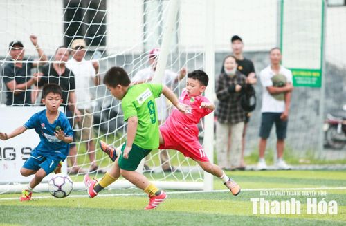 Hai đội tổ chức lên bóng, tấn công ngay từ đầu. Nhi đồng Thiệu Hóa với linh hồn là cầu thủ số 9 Tô Hoàng Minh Long tỏ rõ quyết tâm khi đẩy cao đội hình, tạo ra những đường bóng áp sát khung thành đội bạn, uy hiếp khung thành thủ môn Trịnh Đức Khang. Trong khi đó Ngọc Lặc kiên trì hóa giải các đợt phản công của đối phương và chờ đợi cơ hội.